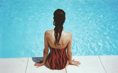 Schwimmen mit Locken: 7 Wege wie du deine Haare vor Chlorwasser schützen kannst.