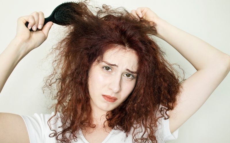 Locken kämmen: 8 Tipps, um Knoten im Haar leichter zu lösen